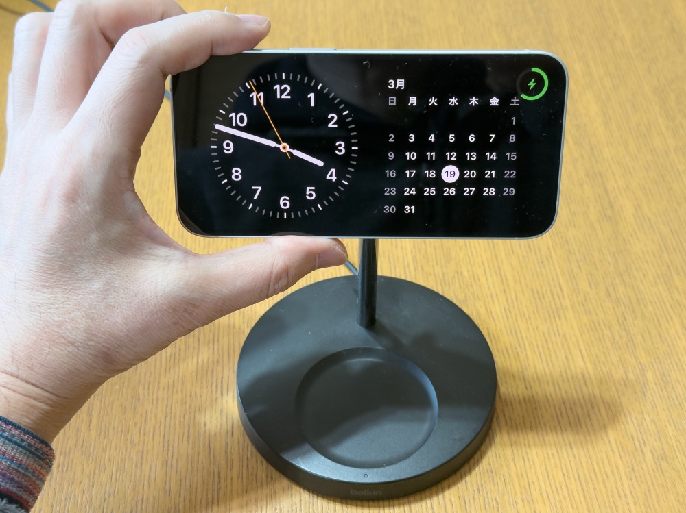 ワイヤレス充電は可能だが、磁石で固定する仕組みがiPhone 16eの本体に搭載されていない。そのままではスタンドタイプのワイヤレス充電器は使えない
