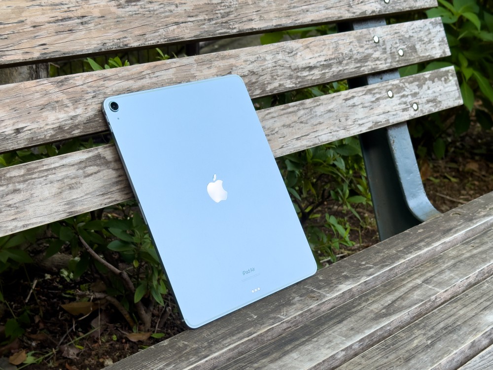 iPad Air（M2）の背面カメラは1つ。Wi-Fi＋Cellularモデルには電波を通過させるための樹脂製のアンテナラインが上下にある。Wi-Fiモデルにはない