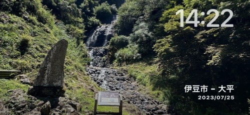 「写真」画面では、写真を全画面で表示できる。上下にスワイプすると別のアルバムに切り替えられる