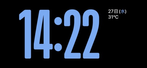 「時計」画面では、画面全体が時計になる。上下にスワイプすると、レトロなアナログ時計やポップなデジタル時計などに切り替えられる