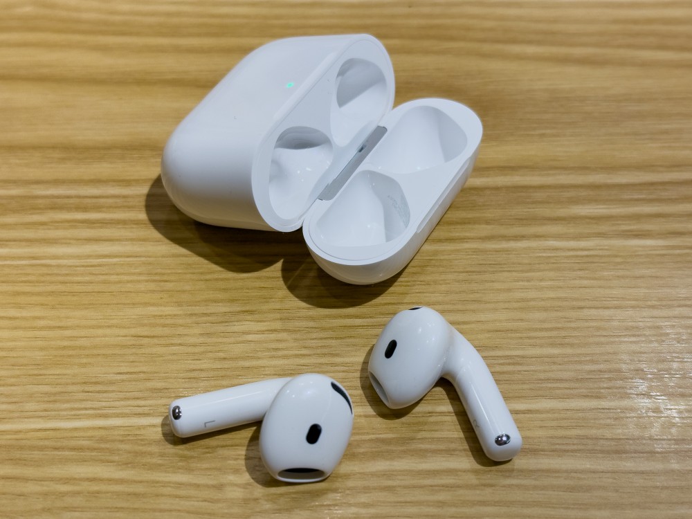 AirPods 4」は開放型の軽さとノイキャンを両立、歴代モデルとの AirPods 4」は開放型の軽さとノイキャンを両立、歴代モデルとの