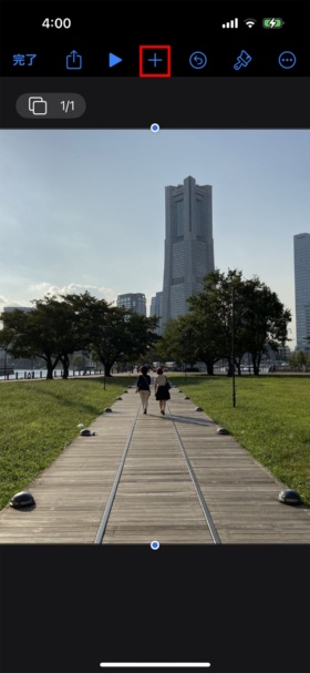 「+」→「写真またはビデオ」とタップすると写真ライブラリーが開く。ベースとなる写真を読み込んでサイズを調整する(赤い枠は筆者が付けた)