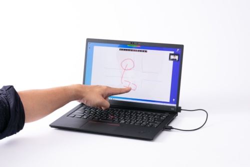 AirBarはノートパソコンの画面下に設置し、USBケーブルで本体と接続するだけで画面をタッチパネルとして利用できる。指の認識は良く、もとからタッチパネル画面であるかのような操作が可能だ