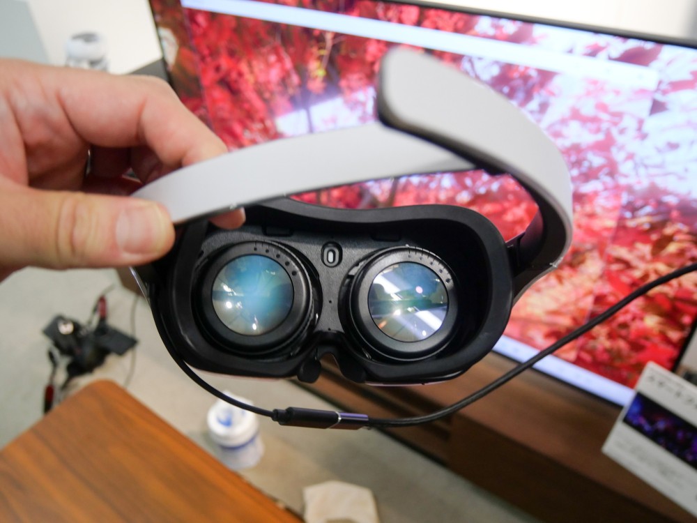 シャープがVRグラス「Xrostella VR1」を発表、なぜこのタイミングな