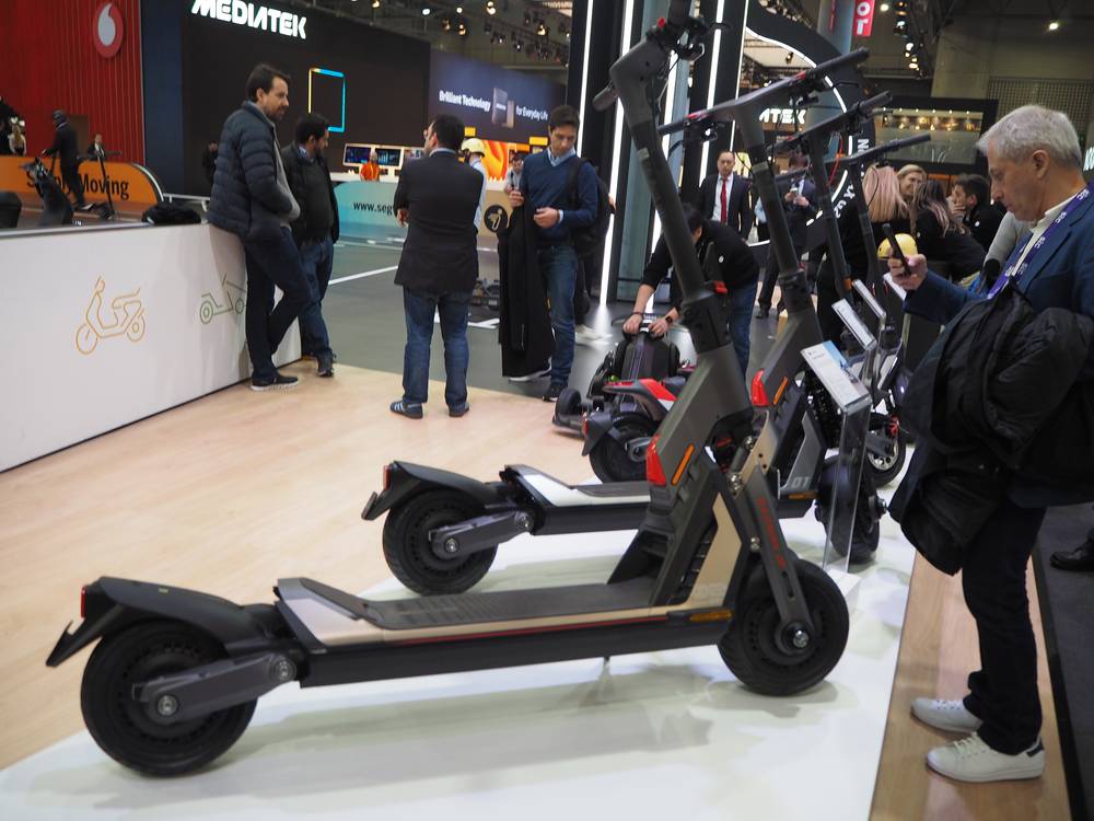「MWC Barcelona 2023」のSegway-Ninebotブースより。電動のマイクロモビリティーを多数手掛ける同ブランドでは電動キックボードを多数展示し、会場で注目されていた