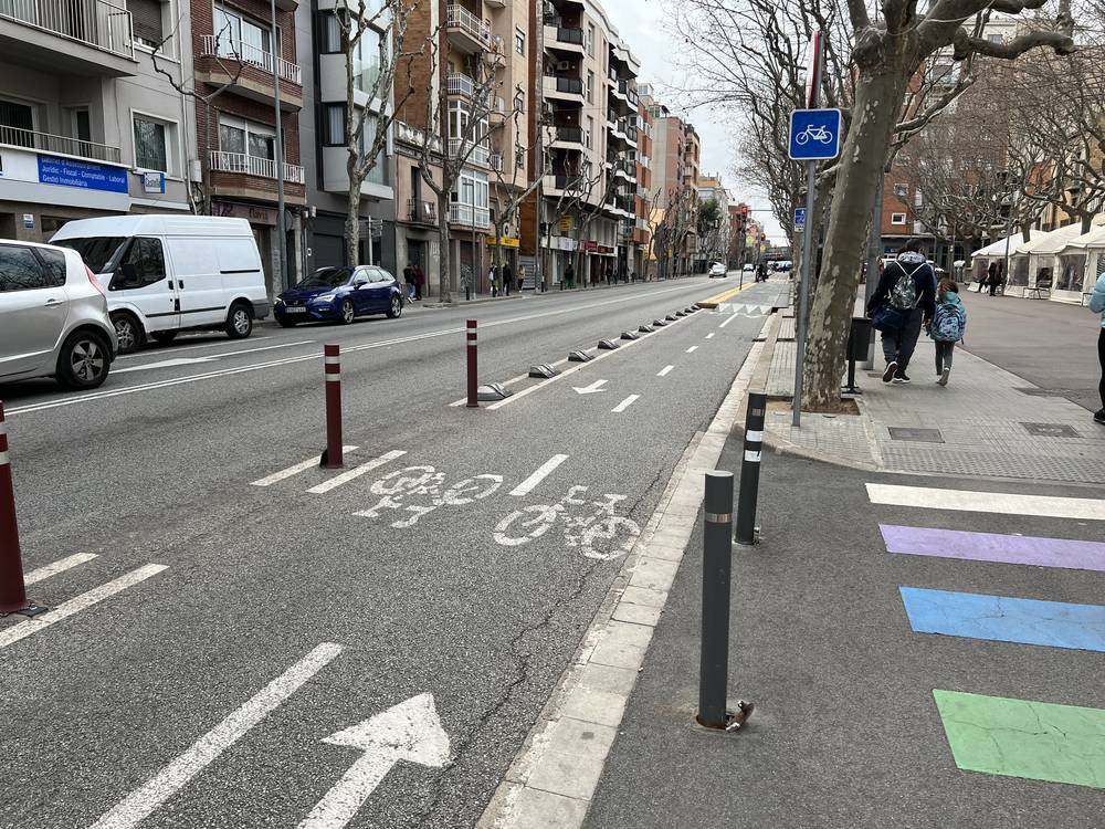バルセロナでは大きな道路に広い自転車専用道路が設けられていることが多く、電動キックボードはそこを通行する