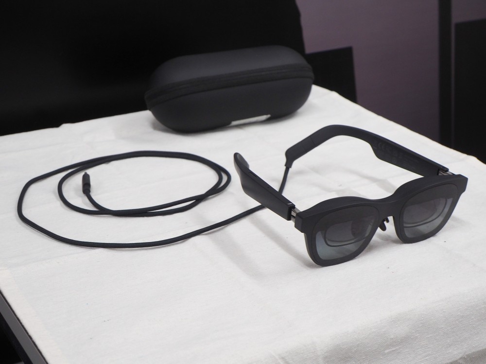 コンシューマー向けXRグラスとして人気の「XREAL Air」シリーズは、低価格化を実現したことで支持を得ている。写真は2023年10月17日、「CEATEC 2023」にて撮影