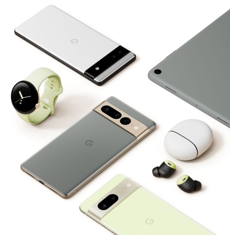 グーグルが「Google I／O」で発表したハードウエア新製品群。右上に一部姿を見せているのが再参入となるAndroidタブレット「Pixel Tablet」だ