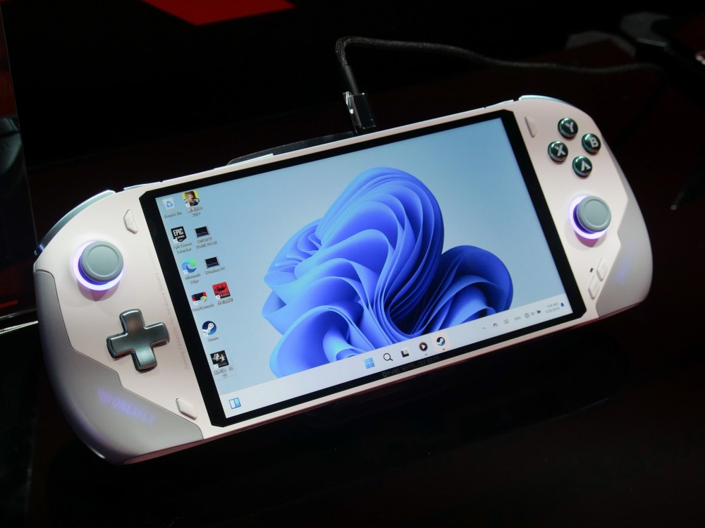 東京ゲームショウ2024には、ポータブルゲーミングPCを提供するメーカーも多く出展していた。写真は中国One-Netbookの「ONEXFLY」。米AMDの「Ryzen 7 7840U」を搭載するなど小さいながらも高い性能を誇る。写真は東京ゲームショウ2024会場にて撮影