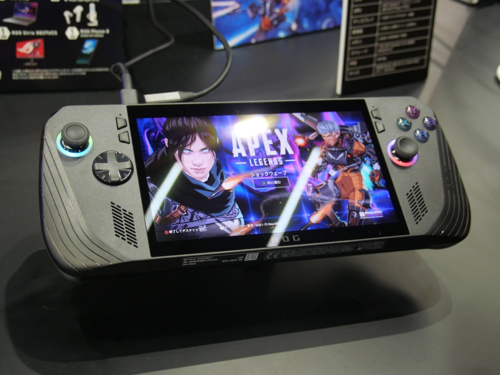 台湾ASUSTek ComputerのポータブルゲーミングPC「ROG Ally X」。スマホには配信されていないパソコンゲームのAAAタイトルをプレーできる。写真は東京ゲームショウ2024会場にて撮影