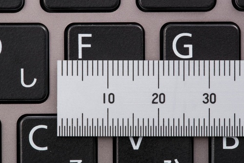 キーピッチはキーの中心から隣のキーの中心までの間隔を示す。デスクトップ用パソコンのキーボードの場合、19ミリメートルが一般的