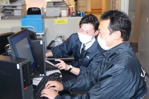 鈴廣蒲鉾本店のシステムを内製開発した販売や営業などの現場を兼務する従業員