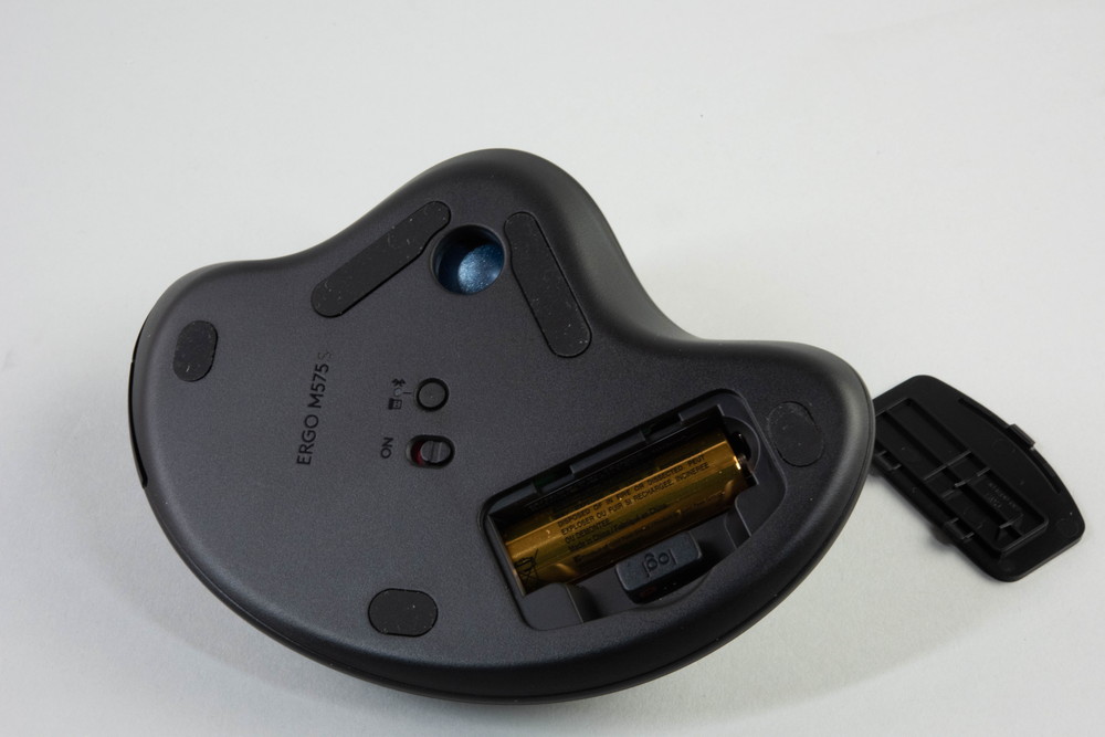 ERGO M575Sは乾電池で駆動。Bluetoothと専用レシーバーでPCと接続可能だ