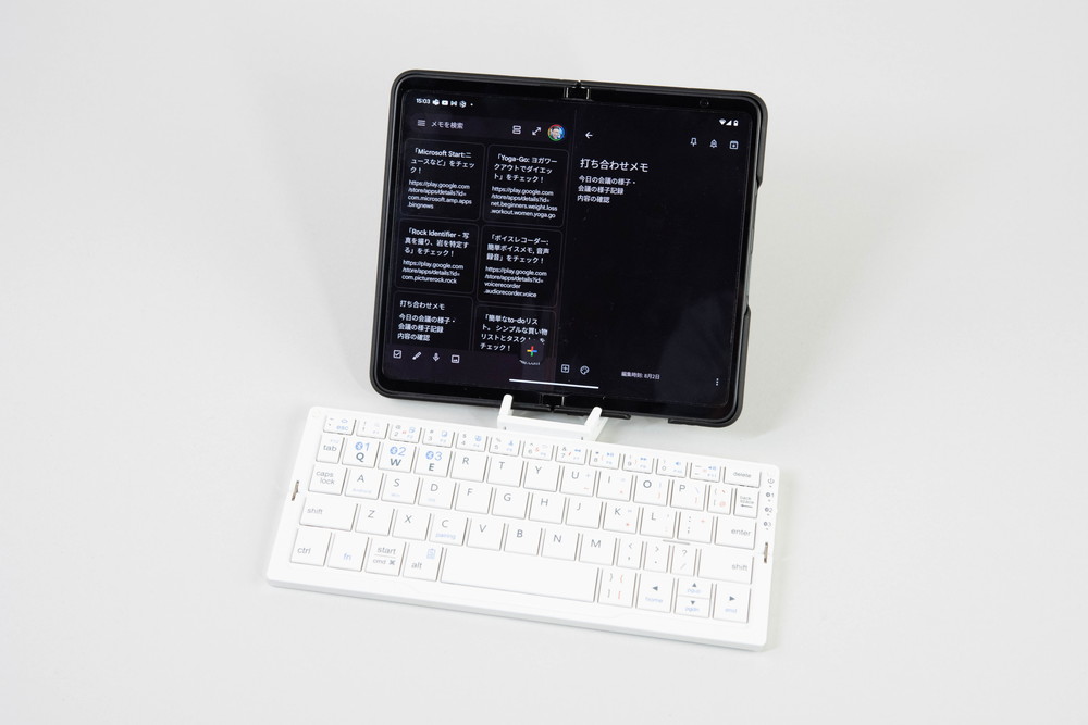 Bluetoothキーボードと一緒に使っているところ。IC-BK11は、スタンドが付属しているところが便利だ