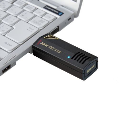 USB接続のWi-FiアダプターでWi-Fiをアップグレードできる。写真はWi-Fi 6Eに対応するバッファローの「WI-U3-2400XE2」(大手家電量販店における販売価格は税込み5140円)