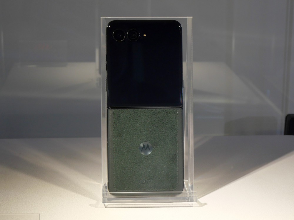 モトローラ、13年ぶりに「au」の販路を復活 折り畳み新機種に見る日本