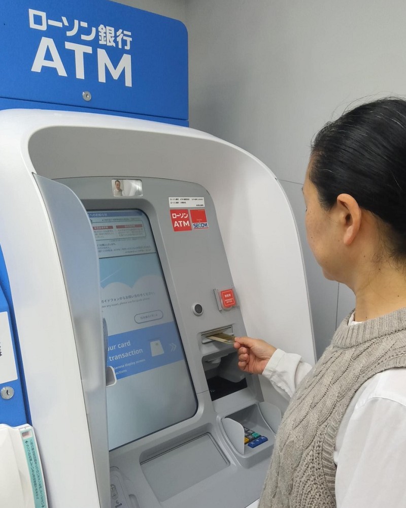 富士通ATM撤退はセブン・ローソン銀行に好機か、入出金から