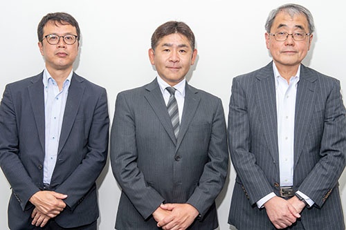 今回の鼎談のメンバー。左からエンタープライズEB(EDB)技術本部長の高鶴勝治氏、サイオステクノロジー 第1事業部 BC事業企画部 グループマネージャーの國政充典氏、EDB 代表取締役社長の藤田祐治氏