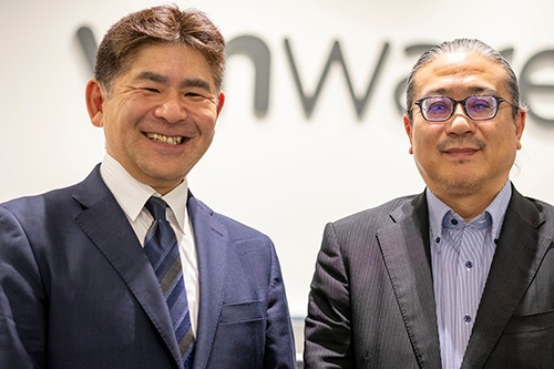 サイオステクノロジー 第1事業部 BC事業企画部 グループマネージャーの國政充典氏(左)、ヴイエムウェア パートナーSE本部 パートナー第二SE部 リード ソリューション エンジニアの北村晃氏