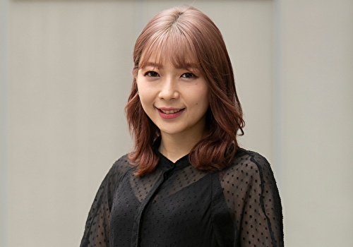 株式会社arca CEO,Creative Director 辻 愛沙子氏<br>1995年生まれ(24歳)。慶應義塾大学SFC/在学中に 2017年4月株式会社エードット(カラス)に入社。さらに2019年10月にエードットの子会社、株式会社arca(アルカ)を立ち上げ、代表取締役社長(CEO)に就任。2019年10月30日から日本テレビ「news zero」水曜日にもレギュラー出演。現在はarcaのCEO/クリエイティブディレクターとして、「社会派クリエイティブ」を掲げ、広告クリエイティブのノウハウを駆使して社会課題の解決を目指す活動を展開している。
