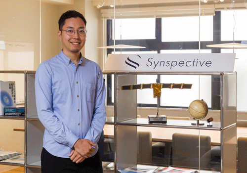 株式会社Synspective HR and PR Manager<br>芝 雄正(しば ゆうと)氏<br>京都大学大学院工学研究科都市社会工学専攻 修士課程修了。2014年より株式会社Portにて人材採用コンサルティング、メディア事業に従事。2015年株式会社WASSHAでの事業企画を経て、エンジニアに転向しタンザニアへ駐在。ソフトウエア開発および事業オペレーション改善を行う。2018年よりSynspectiveに加わり、現在は主に人材採用、組織開発、広報を担当している
