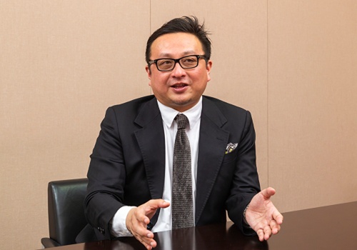 HRストラテジー 代表<br>人事・戦略コンサルタント<br>松本 利明氏<br><br>外資系大手コンサルティング会社であるPwC、マーサー、アクセンチュアなどのプリンシパル(部長級)を経て人事・戦略コンサルタントに。国内外の大企業から中堅企業まで600社以上の働き方と人事の改革に従事。5万人以上のリストラと6500人を超える次世代リーダーの選抜や育成を行った「人の目利き」。人の持ち味に沿った採用・配置を行うことで人材育成のスピードと確度を2倍以上にするタレント・マネジメントのノウハウに定評がある。<br>代表著作「稼げる人稼げない人の習慣」(日経ビジネス人文庫)