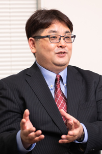 NTTアドバンステクノロジ株式会社<br>Value Co-creation事業本部<br>DXイノベーションビジネスユニット<br>ビジネスユニット長<br>都筑 純氏
