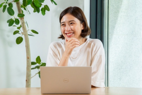 池澤 あやかさん<br>1991年7月28日大分県に生まれ、東京都で育つ。慶應義塾大学SFC環境情報学部卒業。2006年、第6回東宝シンデレラで審査員特別賞を受賞し、芸能活動を開始。現在は、情報番組やバラエティ番組への出演や様々なメディア媒体への寄稿を行うほか、フリーランスのソフトウエアエンジニアとしてアプリケーションの開発に携わっている。著書に『小学生から楽しむ Rubyプログラミング』(日経BP)、『アイデアを実現させる最高のツール プログラミングをはじめよう』(大和書房)がある。