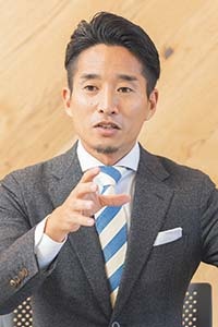 角 裕一 氏
