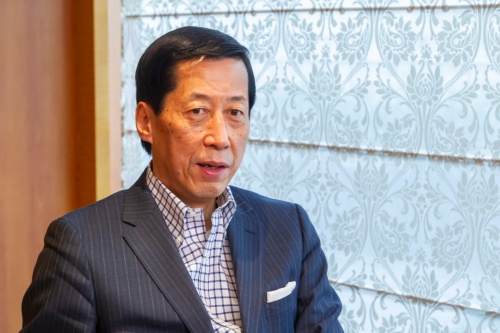 早稲田大学商学部卒業、米国ボストンカレッジ経営学修士(MBA)。三菱電機、複数の外資系戦略コンサルティング会社を経て現職。2005~2016年早稲田大学ビジネススクール教授。2020年6月末にローランド・ベルガー日本法人会長を退任。7月より独立コンサルタントとして活動。良品計画やSOMPOホールディングスの社外取締役を務める。主な著書に「現場力を鍛える」「見える化」(いずれも東洋経済新報社)などベストセラー著書多数。