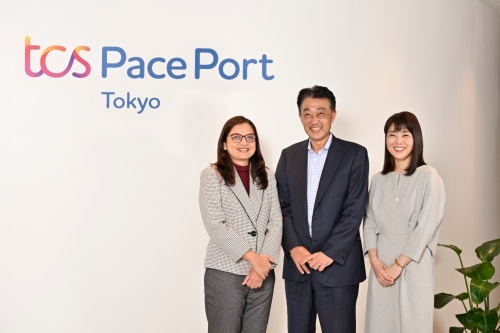 (左から)TCS Pace グローバルヘッド Leena Walavalkar(リーナ・ワラヴァルカー)氏、日本TCS 副社長執行役員 チーフデジタルイノベーションオフィサー(CDIO)中村 哲也氏、日本TCSビジネスイノベーション統括本部 TCS Pace Port Tokyoヘッド滝沢 幸子氏