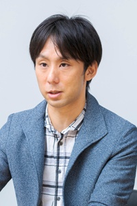 新井 賢太郎氏