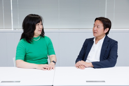 日立 ソリューションストラテジー本部 本部長の三村 和子氏、レッドハット 執行役員 ソリューション営業本部 本部長の會田 喜弘氏