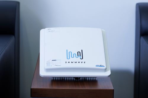 電波飛距離500メートル級のアクセスポイントで、広い空間を一気にWi-Fi