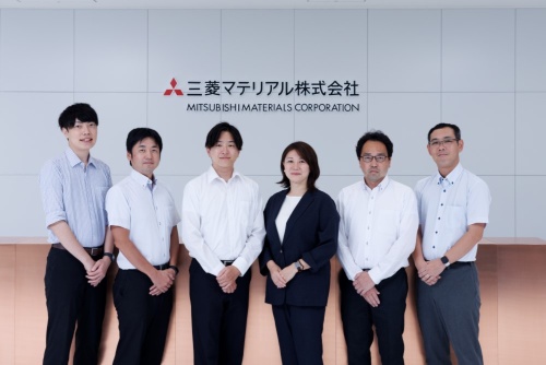 (左から)三菱マテリアルITソリューションズ株式会社 ITソリューション部 ERPグループ 馬屋原 和樹 氏 三菱マテリアルITソリューションズ株式会社 ITソリューション部 技術グループ グループ長補佐 菊池 一平 氏 三菱マテリアルITソリューションズ株式会社 ITソリューション部 プラットフォームグループ 宮下 純 氏 三菱マテリアル株式会社 システム戦略部ICT推進室 企画グループ グループ長補佐 清水 かおり 氏 三菱マテリアルITソリューションズ株式会社 ITソリューション部 ERPグループ グループ長 北川 順一 氏 三菱マテリアルITソリューションズ株式会社 ITソリューション部 技術グループ グループ長補佐 藤塚 陽平 氏