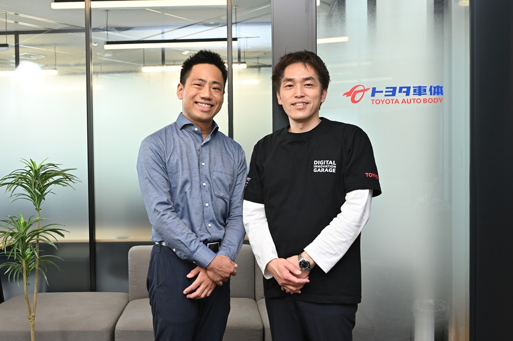 （左）トヨタ車体株式会社 吉原工場 塗装部 技術員室 主任 畑中 啓佑 氏　（右）トヨタ車体株式会社 デジタル変革推進部 主査 兼 商用営業部 主査 寺倉 隆治 氏