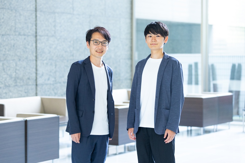 （左）NTTドコモソリューションズ株式会社 ビジネストランスフォーメーション事業本部 コーポレートビジネスソリューション部 グループ共通IT部門 担当課長 高木 景介 氏　（右）NTTドコモソリューションズ株式会社 ビジネストランスフォーメーション事業本部 コーポレートビジネスソリューション部 グループ共通IT部門 小栁 瑞季 氏