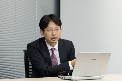 森・濱田松本法律事務所でパートナーを務める白根 央 氏。2010年、弁護士登録（第二東京弁護士会 所属）。2018年、金融庁監督局銀行第一課（課長補佐）に任期付公務員として赴任。2019年、金融庁監督局証券課（課長補佐）に異動、2021年まで勤務。三菱UFJ銀行によるウェルスナビとの資本業務提携および完全子会社化ほか、金融関係の案件実績を豊富に持つ。取扱分野は金融規制、紛争解決、コーポレート、インダストリー等。