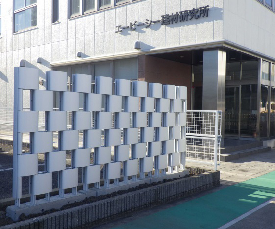 「自立フェンス仕様」の施工例（画像提供：エービーシー商会）