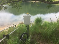 河川域の工事中に水位を遠隔で監視できる「簡易無線水位計測サービス」の設置イメージ(画像提供:アムニモ)