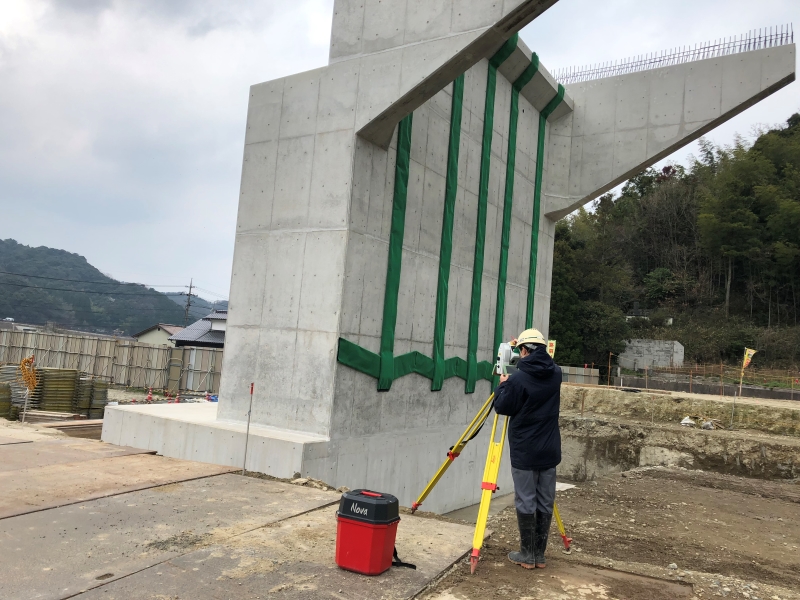 橋台、橋脚を3D計測している様子（画像提供：ライカジオシステムズ）