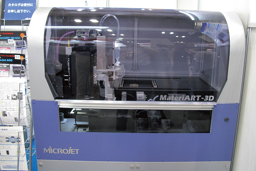 図6●マイクロジェットが開発した「MateriART-3D」 インクジェット式3Dプリンター用の材料を開発するために使う特殊な3Dプリンター。造形材料やバインダーの吐出状態を観察できる。