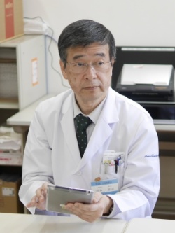 写真●「診療を支援する業務用端末としてiPadを導入した」と話す河本昌志教授