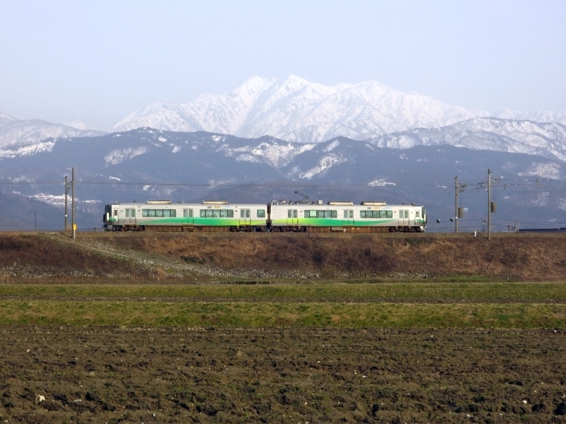  写真●立山連峰をバックに走る「あいの風とやま鉄道」の電車。「あいの風」とは、富山で春から 夏にかけて吹く北東のさわやかな風のことだ。