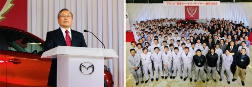 写真1●本社工場で開いた「日本カー・オブ・ザ・イヤー」受賞記念式の様子。記念式では山内孝会長兼社長兼CEO（写真左）ら経営幹部だけでなく、本社工場に勤務する約900人の現場社員らも出席した