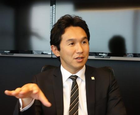 写真1●ブイキューブの間下直晃代表取締役社長 CEO