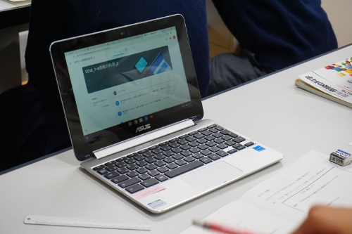 埼玉県が導入した「Chromebook Flip C100PA」（ASUS JAPAN）。ディスプレイを360度回転してタブレットスタイルにもなる