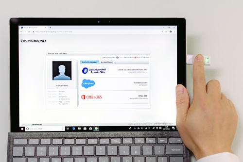 FIDO2準拠の認証デバイスを使ってCloudGate UNOにパスワードなしでログインしている様子