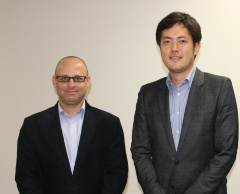 米アウトブレインの製品・戦略担当のギラッド・ド・フリース上席副社長（左）と、アウトブレイン ジャパンの嶋瀬宏社長