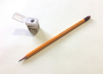 写真1　芯、消しゴムともに高品質な「ゴム付き鉛筆2558」、削りカスの収納に対応したキャップ付きの「鉛筆削り器 白」